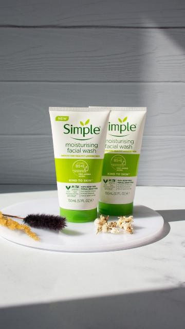 ژل شستشوی سیمپل مدل Moisturizing Facial Wash – پوست خشک و حساس